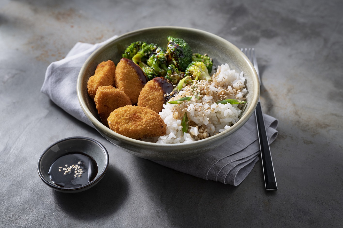 Reis Bowl mit knusprigen Teriyaki-Honig Nuggets und Broccoli