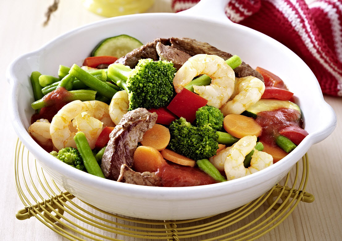 Garnelen-Rindfleischpfanne mit Gemüse in Tomatensauce