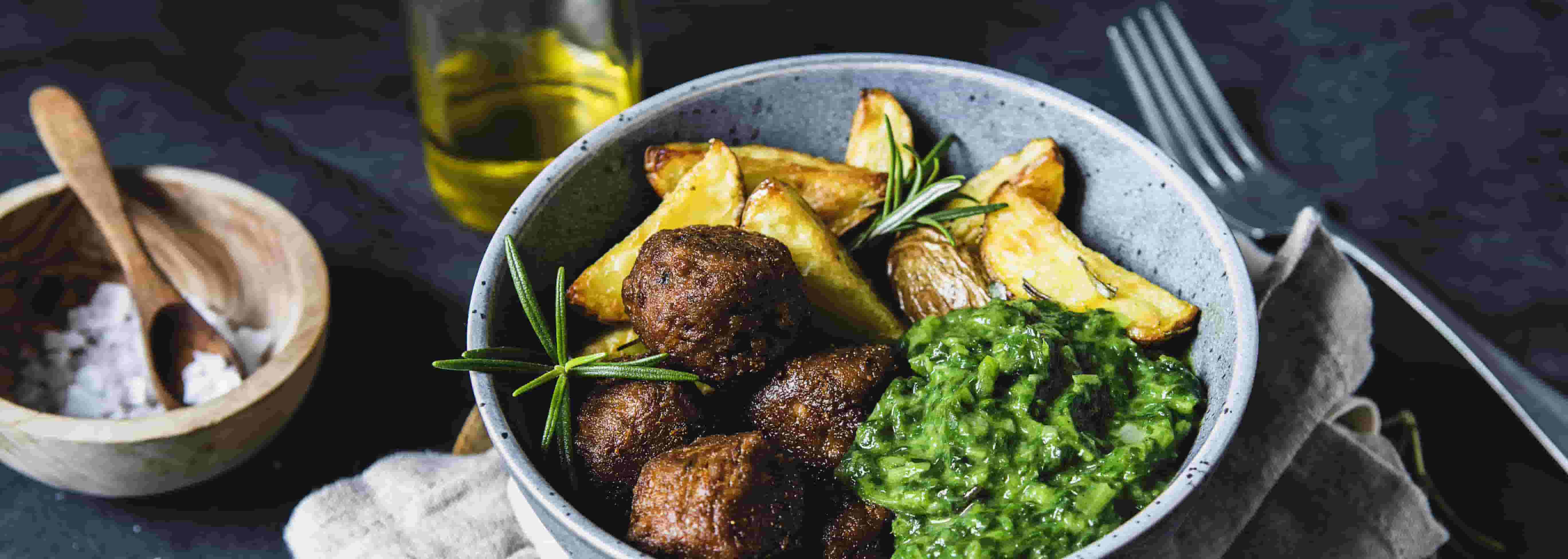 Country Bowl mit Fleischbällchen und Rosmarin-Wedges