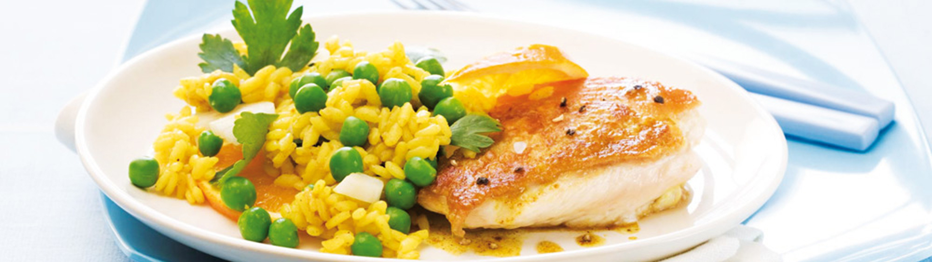 Hühnerbrustfilets mit Erbsen Curry-Risotto