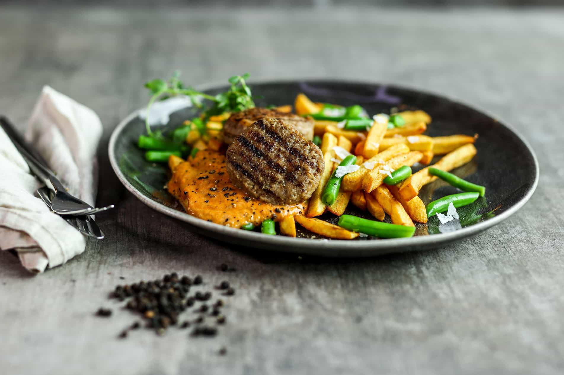 Faschierte Laibchen mit Prinzessbohnen, Pommes und Käsesauce