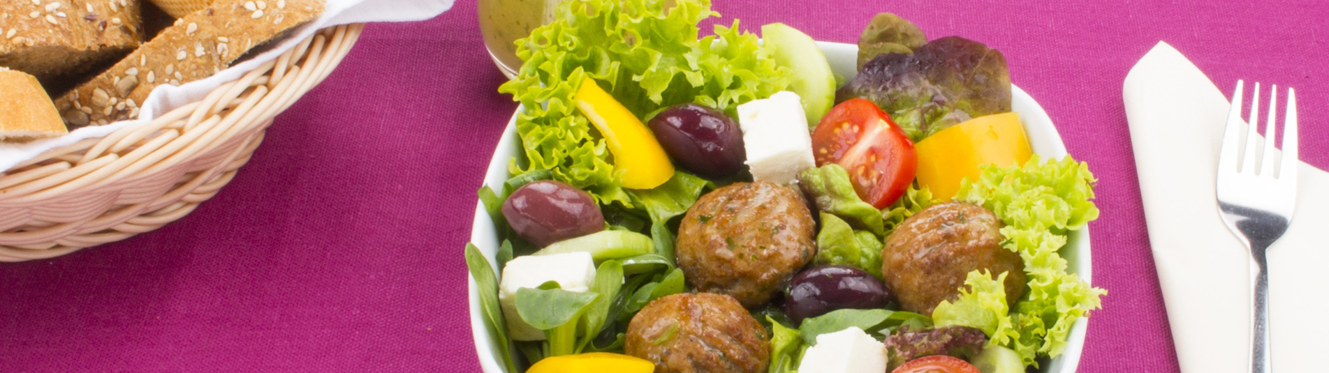 Fleischbällchen auf Bauernsalat