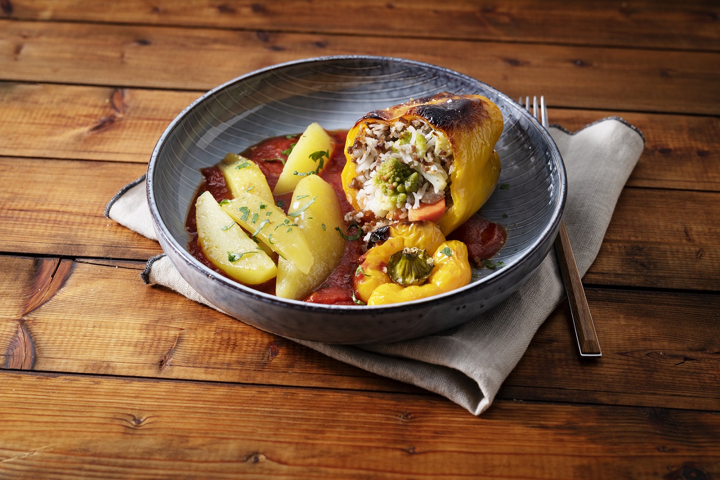 Gefüllte Paprika mit Gemüsereis auf Tomatensauce