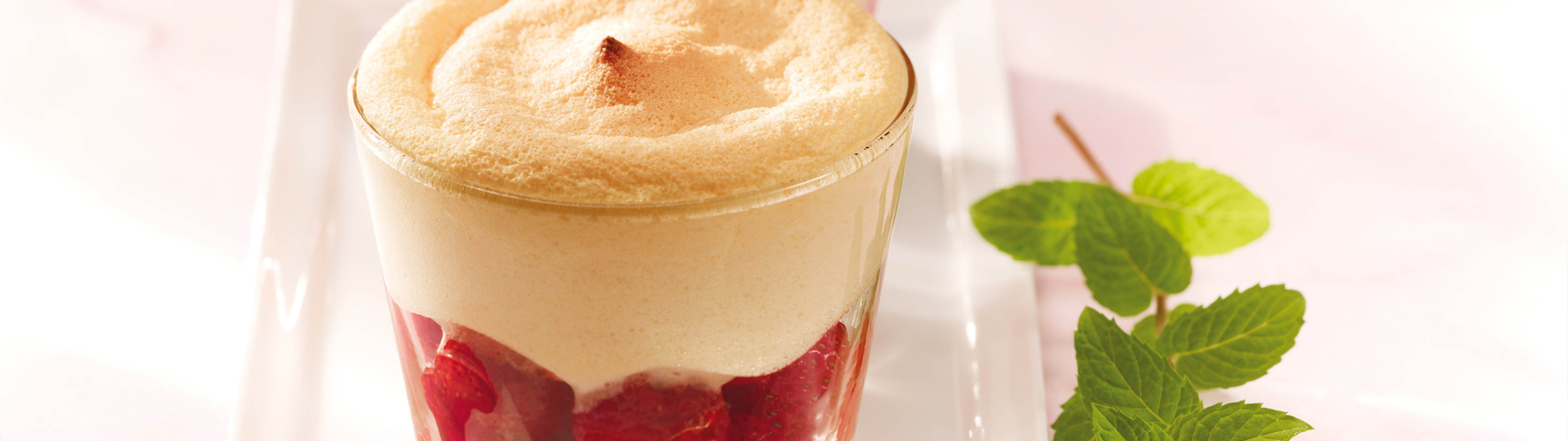 Gratinierte Erdbeeren im Glas