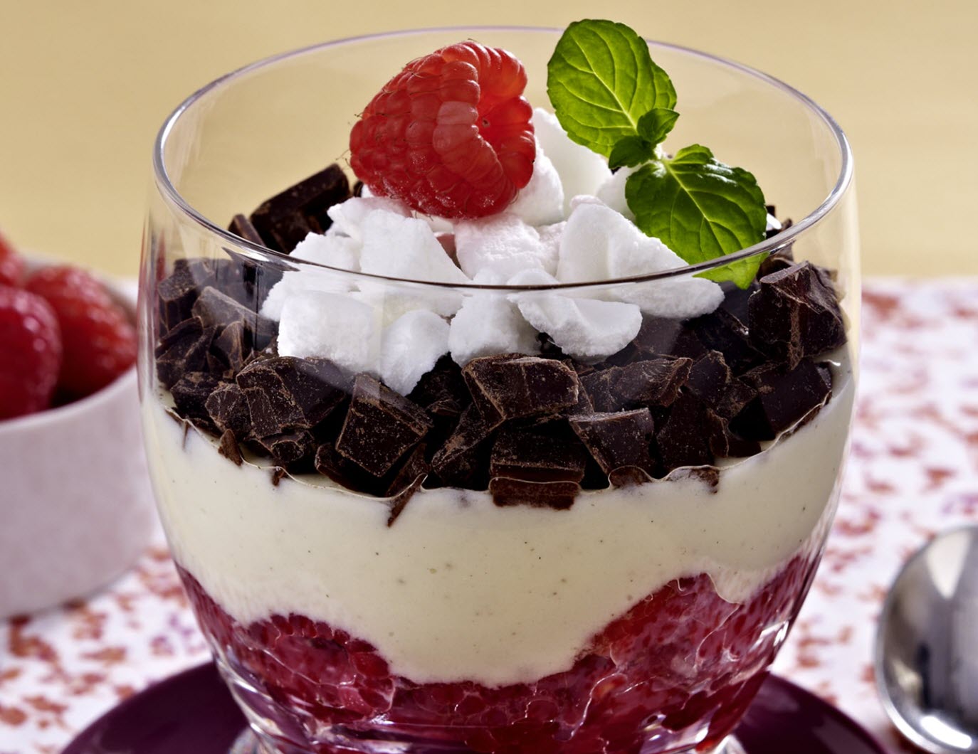 Himbeeren mit Schoko-Baiser im Glas