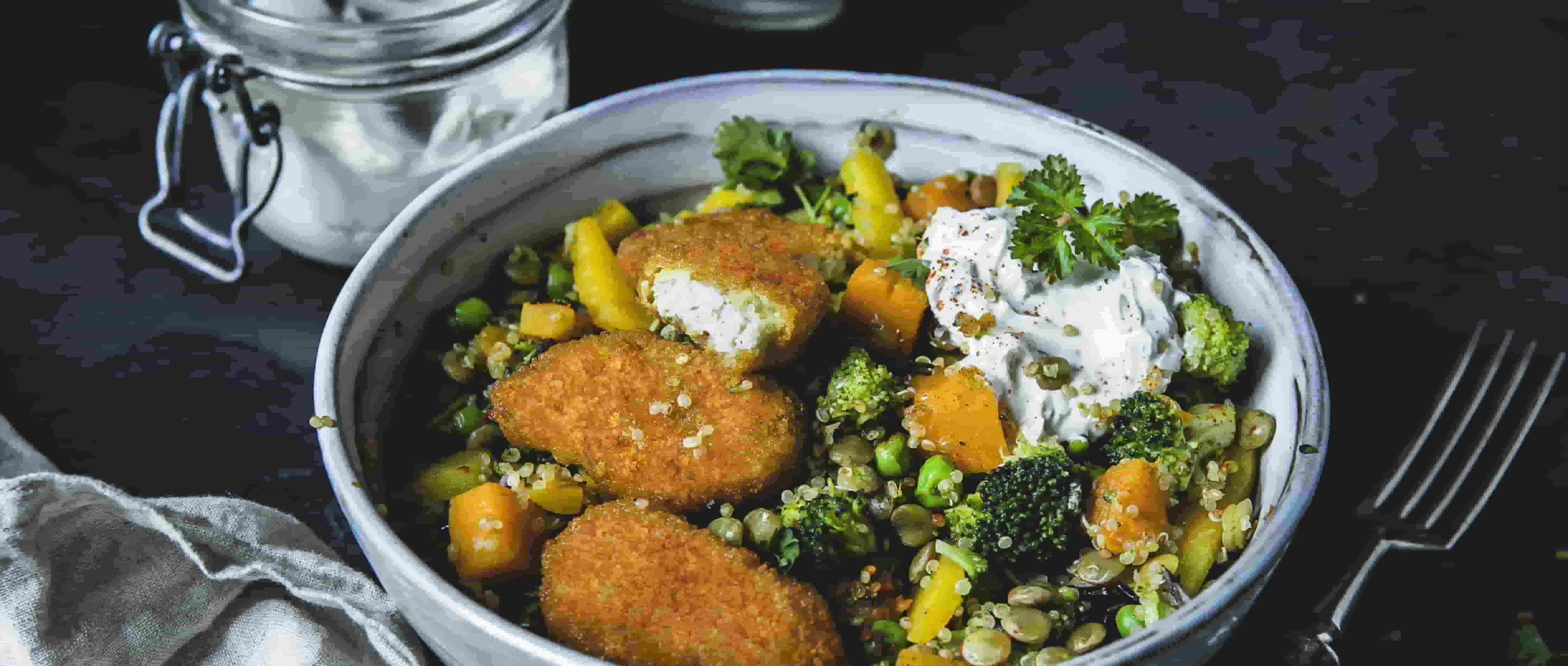 Kürbis-Quinoa-Bowl mit Hühner-Nuggets