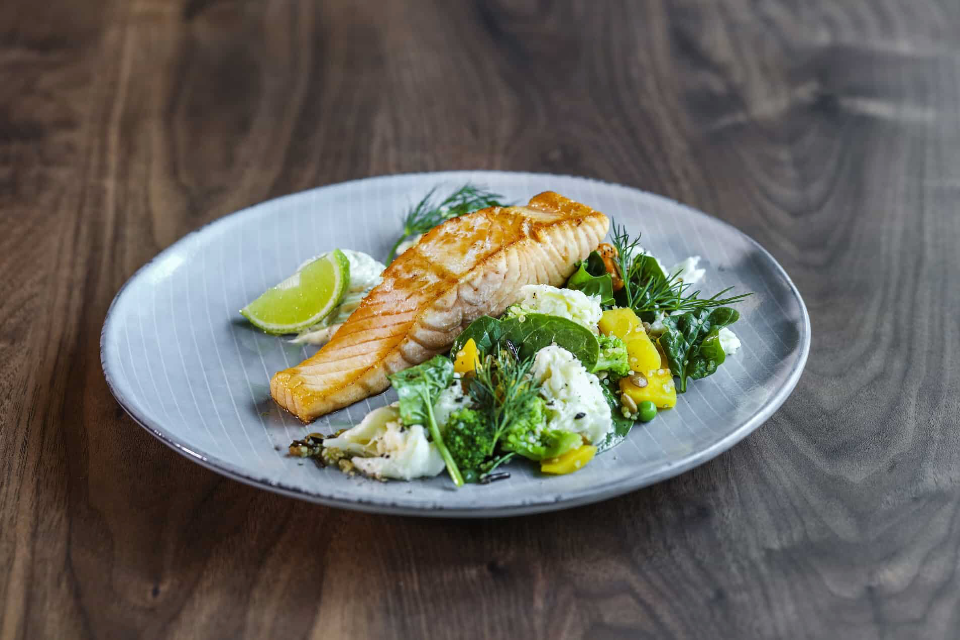 Lachsfilet mit Quinoa, Broccoli und Kürbis