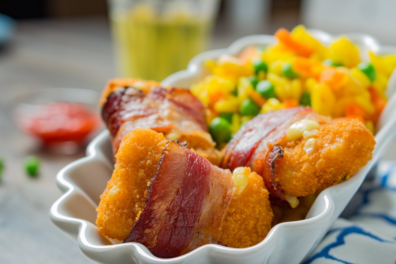 Hühner-Nuggets in Käse-Speck-Mantel