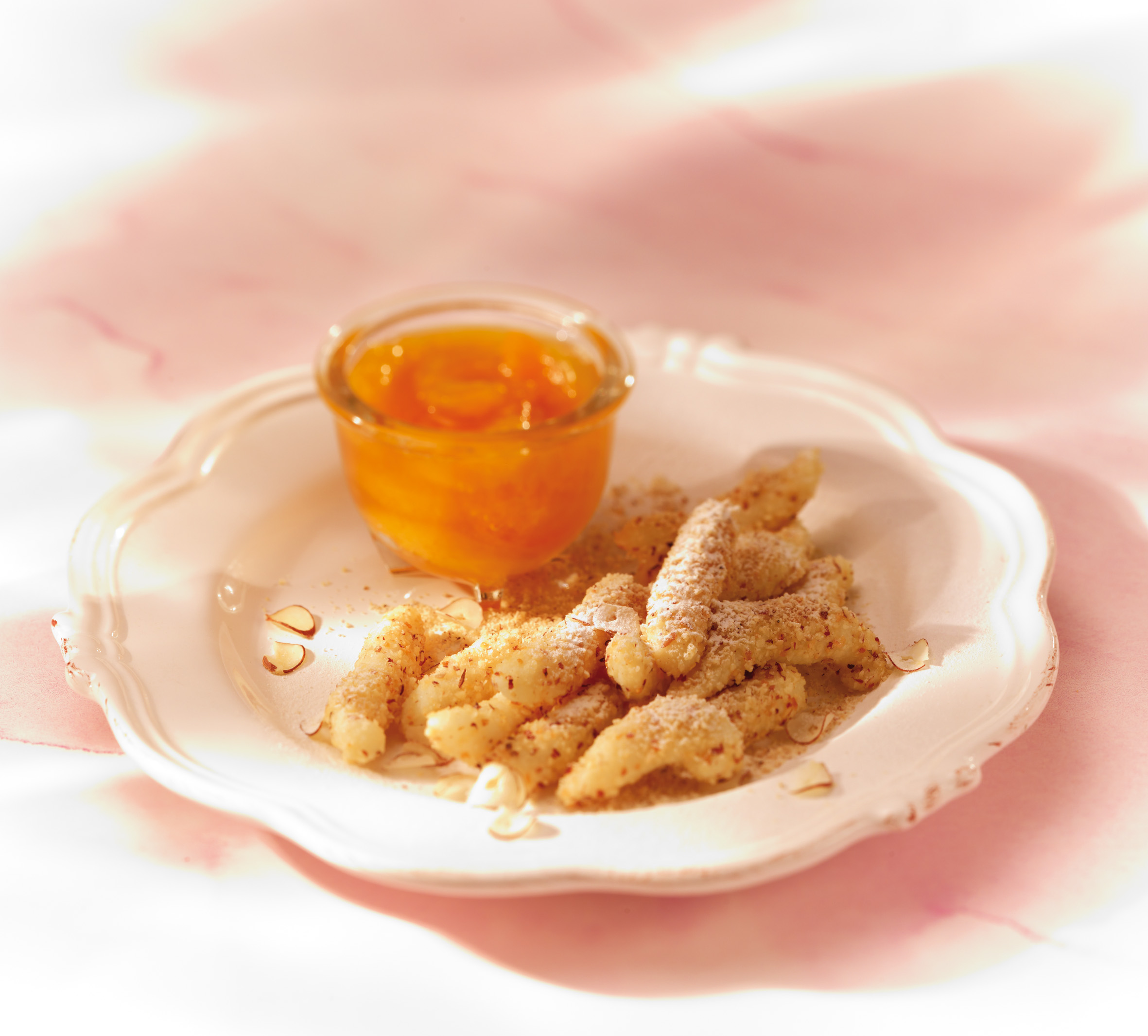 Nussnudeln mit Marillenröster