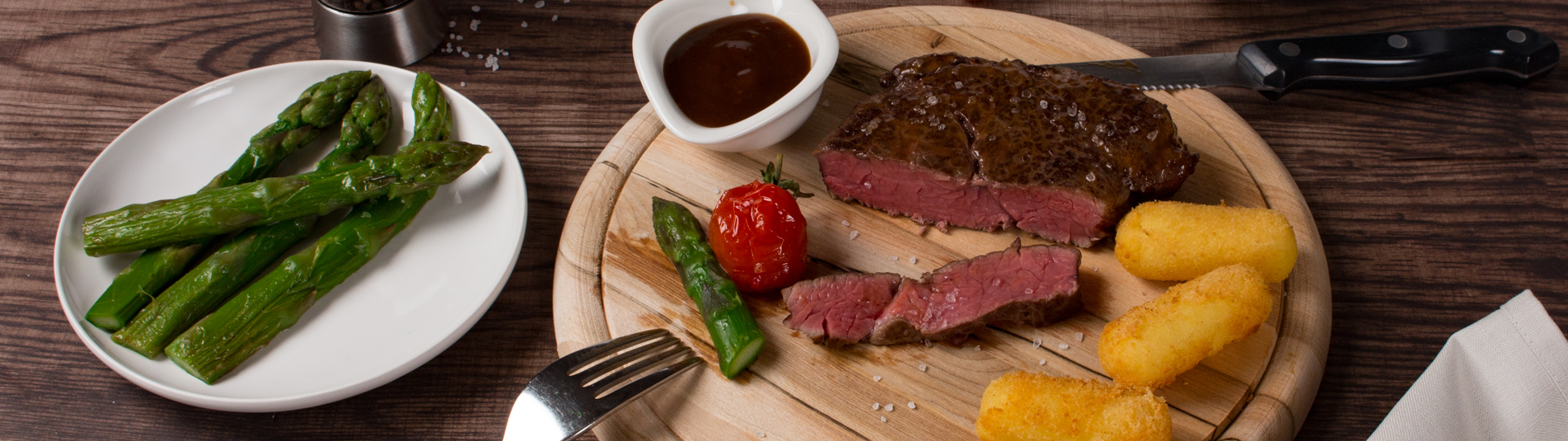 Gebratenes Steak mit Erdäpfelkroketten