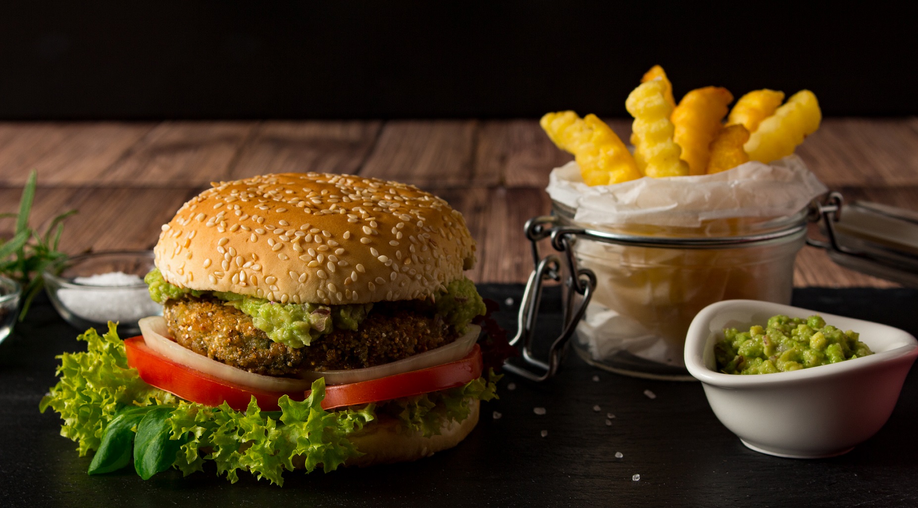 Veggie Burger mit Guacamole und Pommes