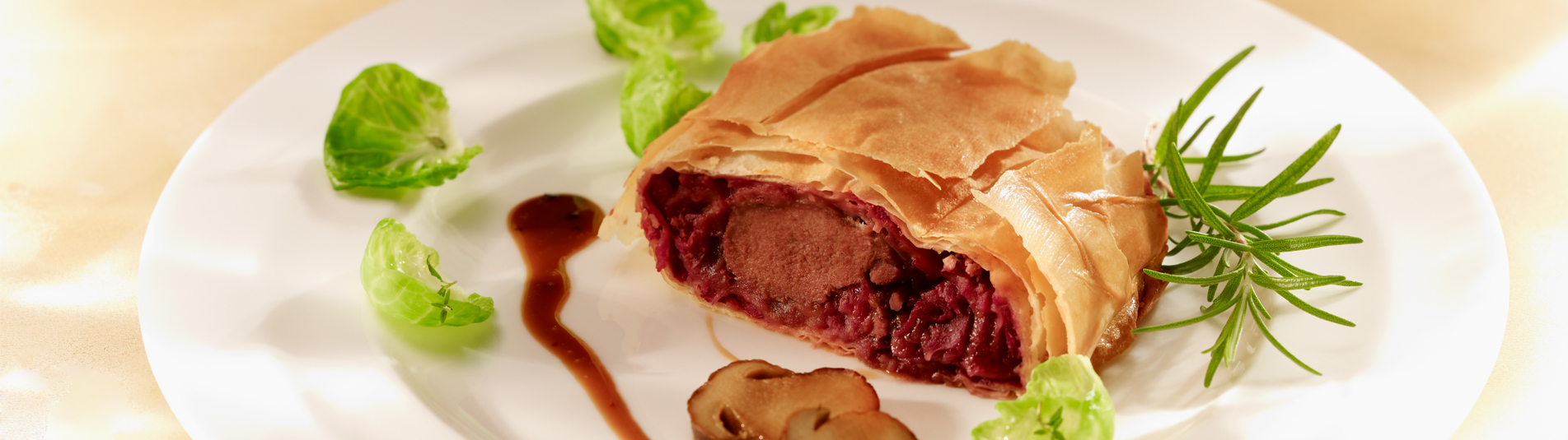 Wildhasenfilet im Rotkraut-Maroni-Mantel